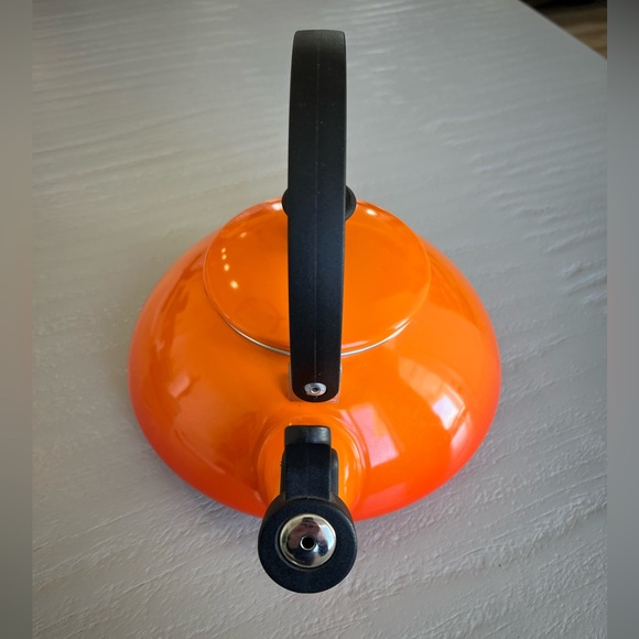 Le Creuset Flame Orange Zen Whistling Tea Kettle 1.6QT Enamel on Steel - Picture 6 of 10